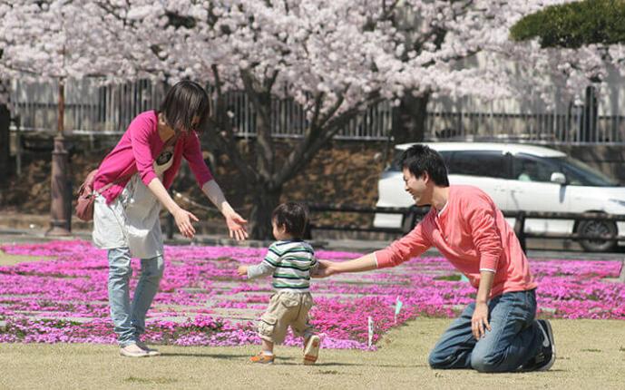 公園で遊ぶ親子