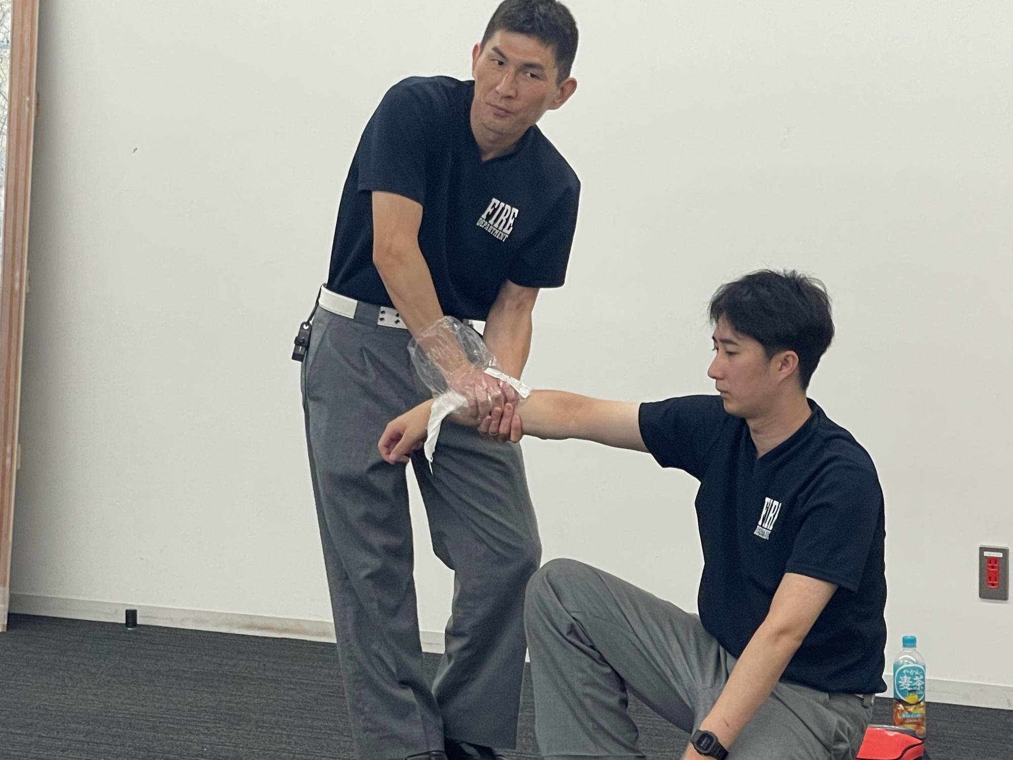 圧迫止血法の実演