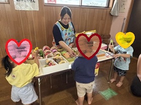 お店屋さんごっこで遊ぶ親子の写真