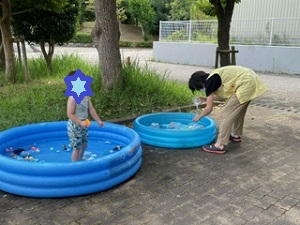 先生と水遊びをする写真