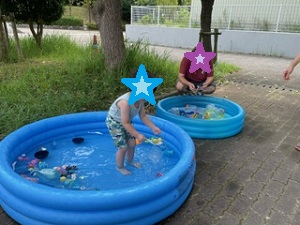 祖父と水遊びをする写真