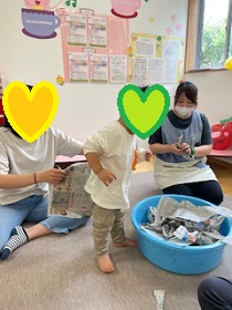 新聞紙遊びの写真1