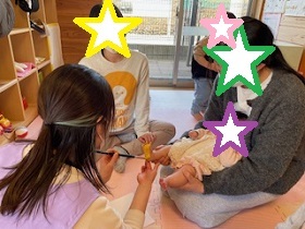 足形を取る写真1