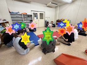 絵本の読み聞かせの写真