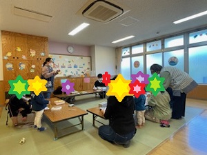 最初にみんなで説明を聞いている様子の写真