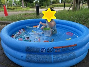 手作りシャワーで遊ぶお子さんの写真