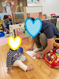 絵本を読む父と子どもの写真