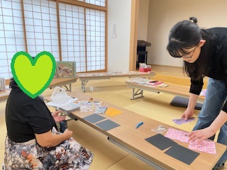 スクラップブッキングの製作中の写真