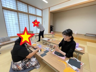 スクラップブッキングの製作中の写真
