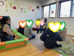 だいこんほりの絵本を読む写真