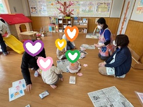 製作をする親子の写真