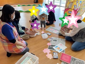 製作をする親子の写真