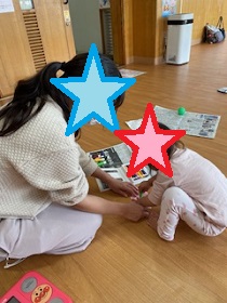 製作をする親子の写真