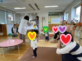 パネルシアターを楽しむ親子の写真
