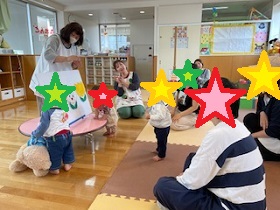 パネルシアターを楽しむ親子の写真その2
