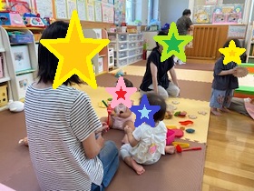 おもちゃで遊ぶ親子の写真1