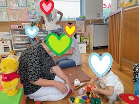 おもちゃで遊ぶ親子の写真2