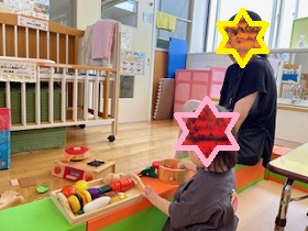 おもちゃで遊ぶ親子の写真3