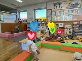 おもちゃで遊ぶ親子の写真4