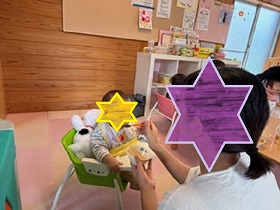 離乳食を食べる母子の写真