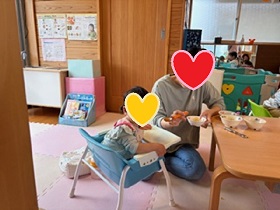 離乳食を食べる母子の写真