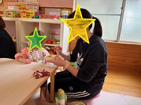 離乳食を食べる母子写真