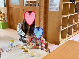 離乳食を食べる母子の写真