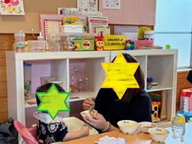 離乳食を食べる母子写真