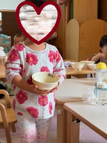 離乳食を食べる母子写真