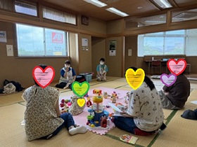 人形を使っての説明の写真
