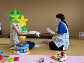 がんばったお子さんをギュッと抱っこする写真