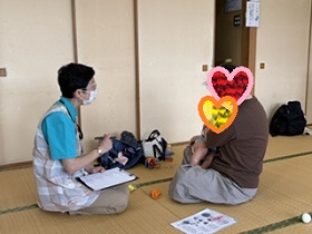 個別に相談する写真