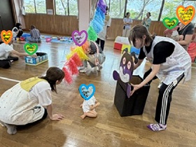 ひもくぐりで遊ぶ親子の写真
