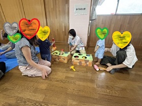 モグラたたきで遊ぶ親子の写真