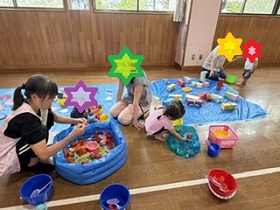 魚釣りで遊ぶ親子の写真