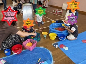 魚釣りで遊ぶ親子の写真2