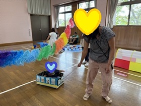 車引きで遊ぶ親子の写真