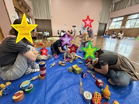 親子で遊ぶ写真