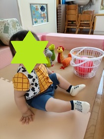 布人形のボーリングをするこども