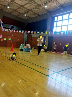 抱っこして走るお母さん