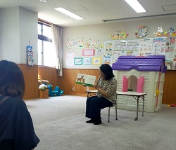 絵本の読み聞かせ