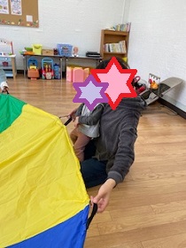 パラバルーンを不思議そうにさわる親子の写真