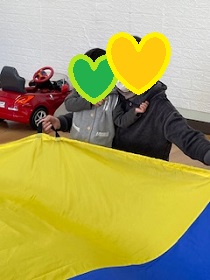 パラバルーンを不思議そうにさわる親子の写真その2