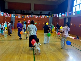 しっぽ風船をつかまえる