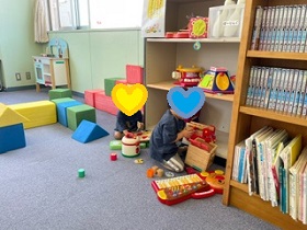 仲良く遊ぶ双子の男児の写真