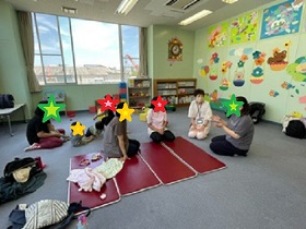 懇談しているママたちの写真