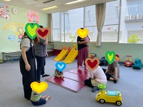 懇談するママたちの写真