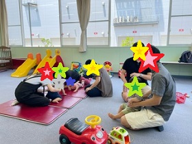 懇談するパパたちの写真