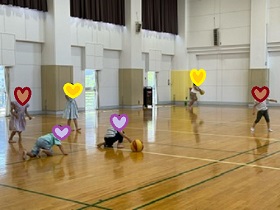 ホールで遊ぶ親子の写真