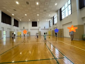 ホールで遊ぶ親子の写真